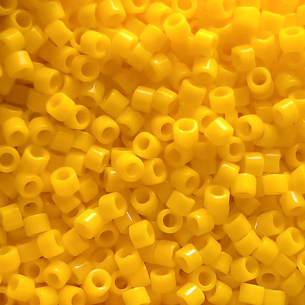 Miyuki Delica 11/0 Opaque Canary (1132) Miyuki Delica 11/0 Opaque Canary (1132) - immagine 1